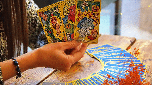 Nesta quarta-feira, o tarot traz uma energia de movimento, escolhas e coragem para os nativos (Imagem: Daria Zelenska | Shutterstock)