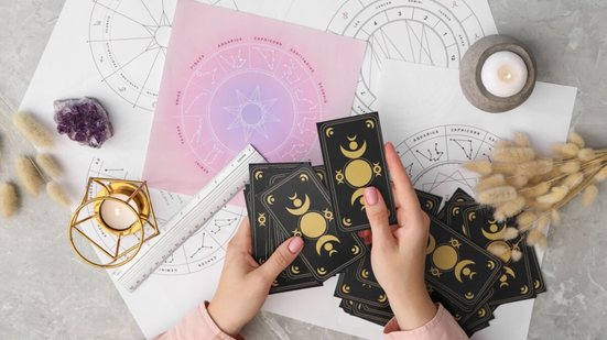 O dia será marcado por reorganização emocional, com momentos de pausas, mais clareza e abertura para novas possibilidades (Imagem: New Africa | Shutterstock)