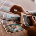 As previsões do tarot apontam movimentos importantes e convites à reflexão para todos os signos (Imagem: Kristina Igumnova26 | Shutterstock)