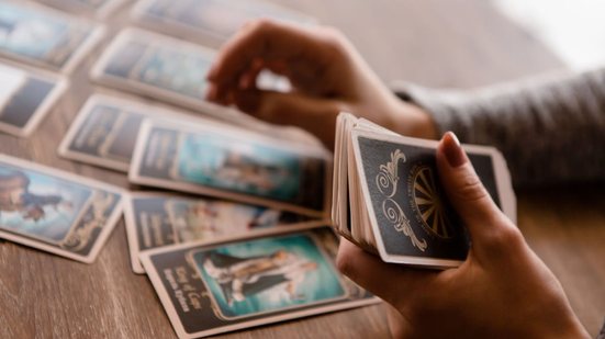 As previsões do tarot apontam movimentos importantes e convites à reflexão para todos os signos (Imagem: Kristina Igumnova26 | Shutterstock)