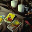 Cada carta do tarot carrega um significado próprio e aponta caminhos para quem busca autoconhecimento (Imagem: Isaiah Fainberg | Shutterstock)