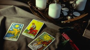 Cada carta do tarot carrega um significado próprio e aponta caminhos para quem busca autoconhecimento (Imagem: Isaiah Fainberg | Shutterstock)