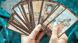 A terça-feira pedirá atenção dos nativos às decisões e aos novos caminhos que começarão a se apresentar (Imagem: KlavdiyaV | Shutterstock)