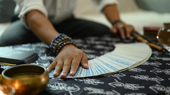 Esta terça-feira favorecerá quem conseguir agir com maturidade sem ignorar os próprios sentimentos (Imagem: Prathankarnpap | Shutterstock)