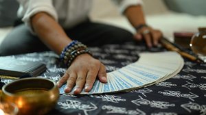 Esta terça-feira favorecerá quem conseguir agir com maturidade sem ignorar os próprios sentimentos (Imagem: Prathankarnpap | Shutterstock)