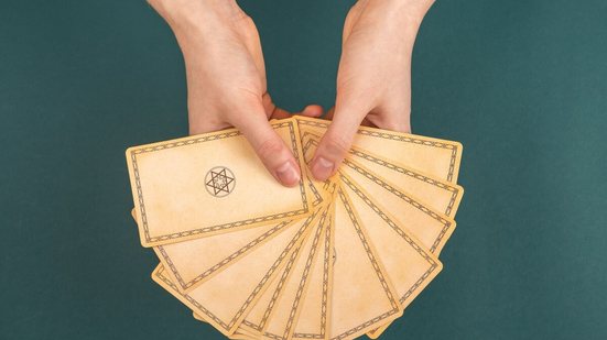 Segundo as cartas do tarot, o sábado trará sinais de amor, escolhas e desapegos emocionais aos signos (Imagem: valiantsin suprunovich | Shutterstock)