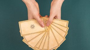 Segundo as cartas do tarot, o sábado trará sinais de amor, escolhas e desapegos emocionais aos signos (Imagem: valiantsin suprunovich | Shutterstock)
