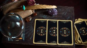 O tarot indica excesso de responsabilidades, mas também novidades e encerramentos necessários (Imagem: T.Den_Team | Shutterstock)