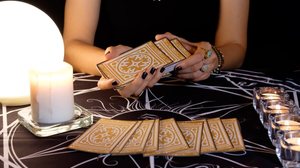 O tarot mostra um dia de aprendizados internos e libertação de sobrecargas (Imagem: vimolsiri.s | Shutterstock)