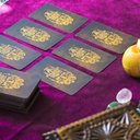 O Tarot revela que a quinta-feira favorecerá quem conseguir agir com maturidade (Imagem: T.Den_Team | Shutterstock)