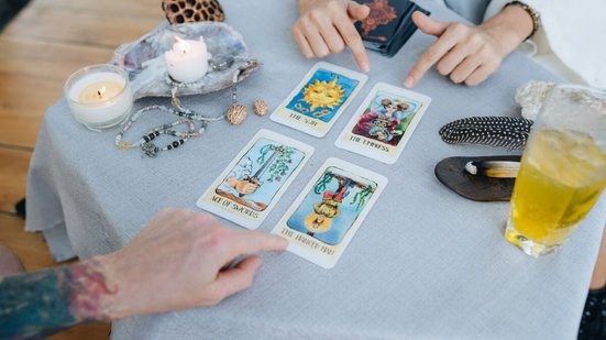 O dia pedirá equilíbrio entre razão e emoção antes de agir (Imagem: Natalie magic | Shutterstock)