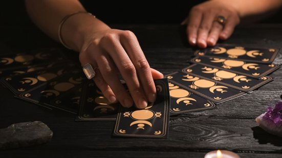 Abril pedirá equilíbrio entre razão e emoção, além de coragem para encerrar ciclos (Imagem: New Africa | Shutterstock)