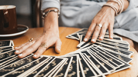 Outubro favorecerá escolhas mais conscientes, especialmente quando sentimentos e desejos estiverem falando mais alto (Imagem: Natalie magic | Shutterstock)