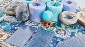 O tarot traz conselhos e alertas para os nativos de cada signo (Imagem: vetre | Shutterstock)