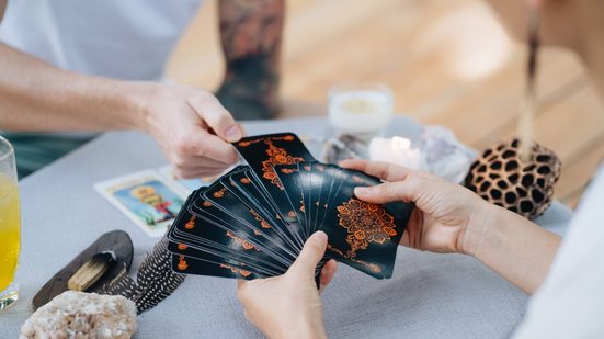 A semana favorecerá oportunidades de crescimento, mas também momentos de pausa, reflexão e ajustes internos (Imagem: Natalie magic | Shutterstock)