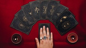 O tarot traz mensagens especiais para os nativos de cada signo (Imagem: Noody | Shutterstock)