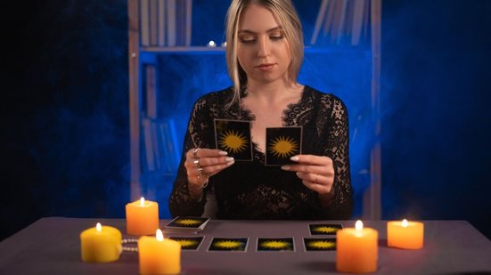 Com auxílio do tarot, é possível reconhecer padrões, acessar possibilidades e lidar com desafios de forma mais madura (Imagem: Lysenko Andrii | Shutterstock)