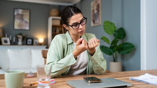 Conviver com o TDAH sem diagnóstico pode abalar a autoestima e a saúde mental, já que o distúrbio pode influenciar diversos aspectos da rotina (Imagem: Srdjan Randjelovic | Shutterstock)