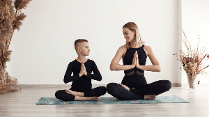 Praticar yoga regularmente pode ajudar a aliviar os sintomas do TDAH (Imagem: Elaine Nadiv | Shutterstock)