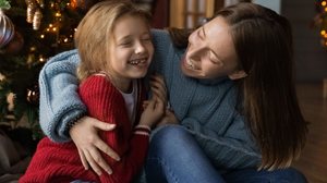 As festas de fim de ano precisam ser planejadas levando em conta as necessidades sensoriais e emocionais das crianças com autismo (Imagem: fizkes | Shutterstock)