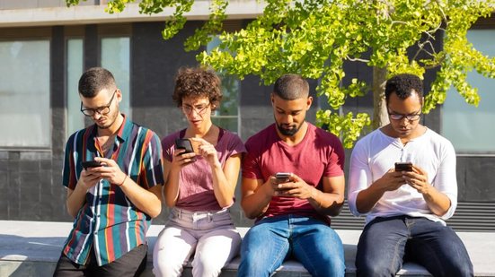 Passar muito tempo diante das telas pode favorecer o tech neck (Imagem: Mangostar | Shutterstock)