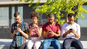 Passar muito tempo diante das telas pode favorecer o tech neck (Imagem: Mangostar | Shutterstock)