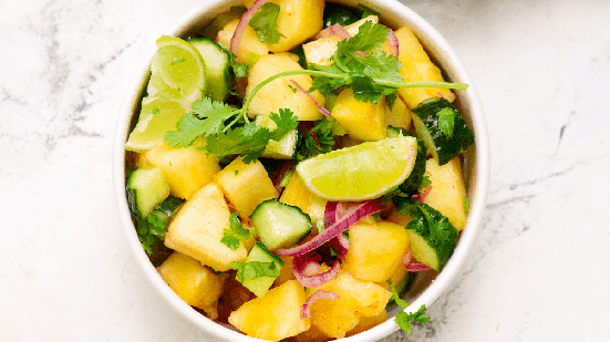 Salada de abacaxi (Imagem: zoryanchik | Shutterstock)