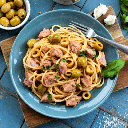 Macarrão proteico com atum e azeitonas (Imagem: manuelumbescu | Shutterstock)