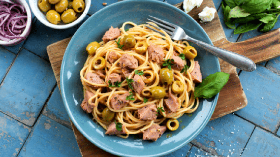 Macarrão proteico com atum e azeitonas (Imagem: manuelumbescu | Shutterstock)