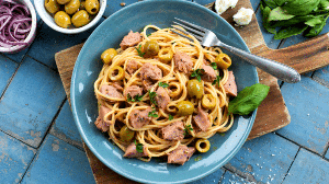 Macarrão proteico com atum e azeitonas (Imagem: manuelumbescu | Shutterstock)