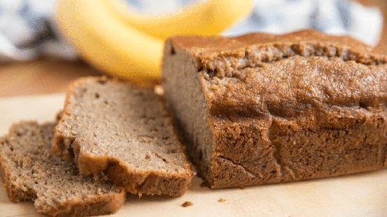 O bolo de banana é perfeito para quem busca um lanche da tarde equilibrado, saboroso e fácil de fazer (Imagem: A_Lein | Shutterstock)