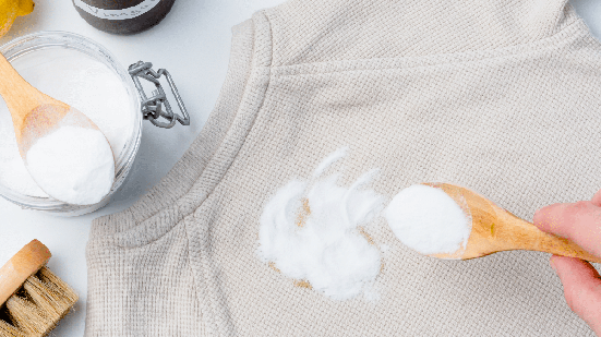O bicarbonato de sódio pode ser um ótimo aliado na limpeza (Imagem: HalynaRom | Shutterstock)