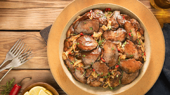 Fígado de frango acebolado com alecrim e pimenta (Imagem: Dina Saeed | Shutterstock)