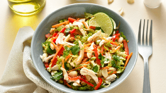 Salada de frango desfiado com grão-de-bico (Imagem: Tatiana Volgutova | Shutterstock)