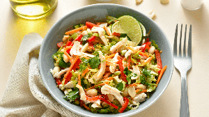 Salada de frango desfiado com grão-de-bico (Imagem: Tatiana Volgutova | Shutterstock)