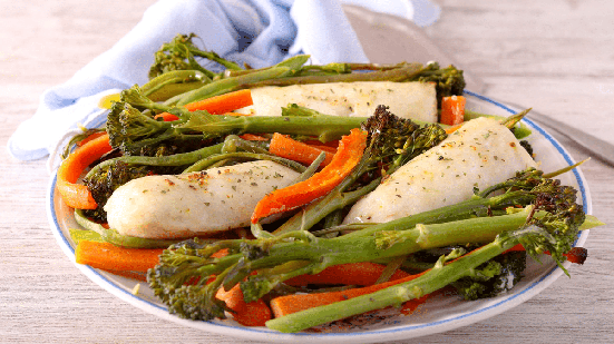 Filé de pescada branca com legumes (Imagem: MShev | Shutterstock)
