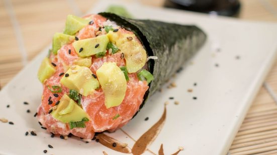 Temaki de salmão com abacate (Imagem: danilosaltarelli | Shutterstock)