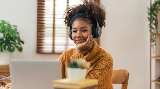 O repertório de atualidades do estudante pode fazer a diferença na prova do Enem (Imagem: Natee Meepian | Shutterstock)