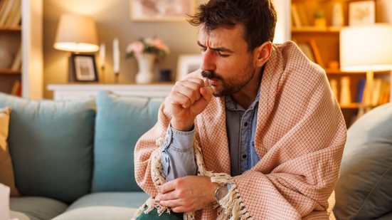 Pequenas mudanças na rotina ajudam a proteger a saúde durante os dias mais frios (Imagem: Impact Photography | Shutterstock)