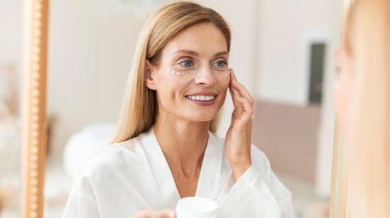 Tendências de beleza priorizam o autocuidado como uma estratégia para  as mulheres viverem bem (Imagem: Prostock-studio | Shutterstock)