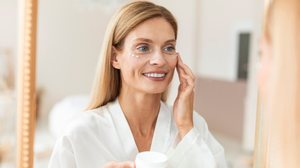 Tendências de beleza priorizam o autocuidado como uma estratégia para  as mulheres viverem bem (Imagem: Prostock-studio | Shutterstock)