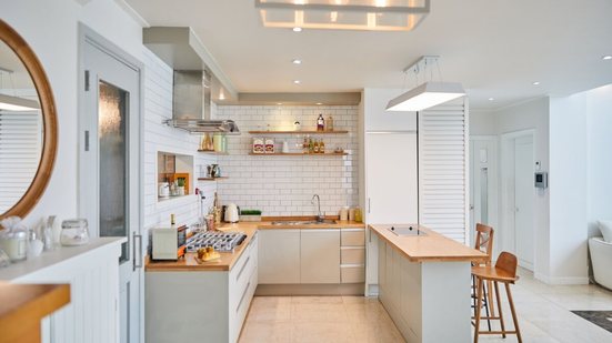 A cozinha se consolida como um espaço de convivência e conforto dentro de casa (Imagem: design us studio | Shutterstock)
