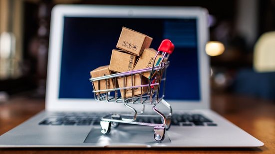 Com mais opções disponíveis, o consumidor passa a pesar não só preço, mas também a agilidade e a eficiência do serviço (Imagem: aerogondo2 | Shutterstock)