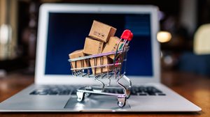 Com mais opções disponíveis, o consumidor passa a pesar não só preço, mas também a agilidade e a eficiência do serviço (Imagem: aerogondo2 | Shutterstock)