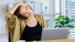 Tendinite pode ser evitada com pequenas mudanças na rotina de trabalho (Imagem: Bangkok Click Studio | Shutterstock)
