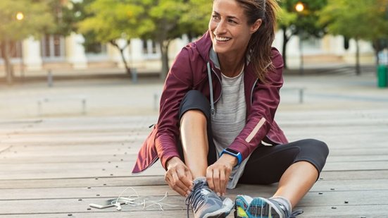 Escolher o tênis certo é fundamental para correr e caminhar com segurança (Imagem: Ground Picture | Shutterstock)
