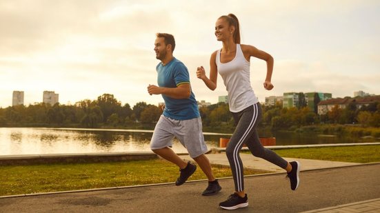 A escolha de um tênis de corrida vai muito além da aparência ou do preço (Imagem: Studio Romantic | Shutterstock)