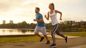 A escolha de um tênis de corrida vai muito além da aparência ou do preço (Imagem: Studio Romantic | Shutterstock)