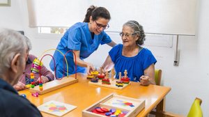 A terapia ocupacional é fundamental por atuar de forma personalizada e devolver a autonomia aos pacientes (Imagem: koldo_studio | Shutterstock)