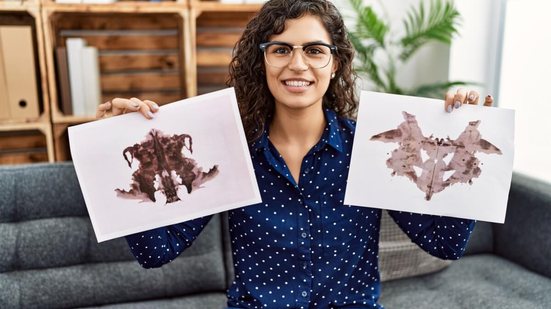 O Teste de Rorschach ajuda a avaliar o funcionamento psíquico dos indivíduos (Imagem: Krakenimages.com | Shutterstock)